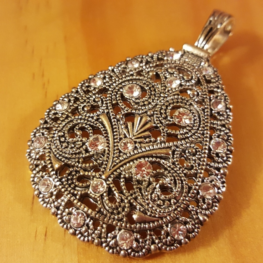 Premier Designs Unbelievable Pendant
